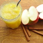 Potje appelmoes met kaneelstokjes en partjes appel
