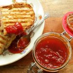 tomaten-chili jam met tosti