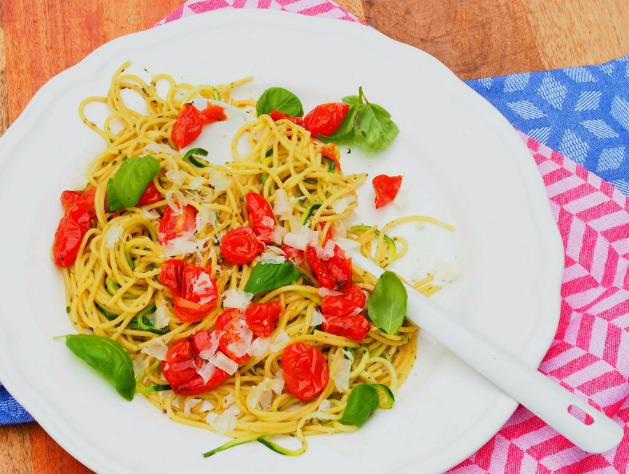 spaghetti pesto en geroosterde tomaten
